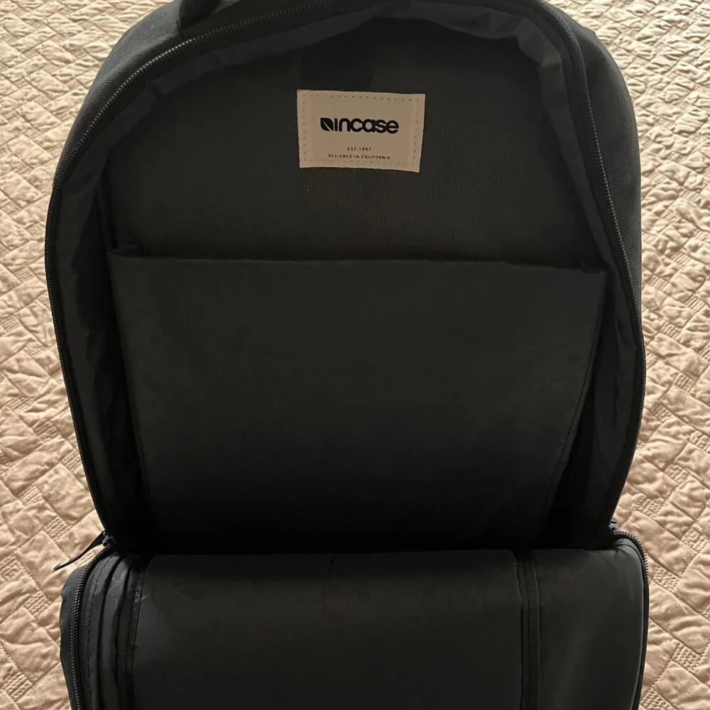 Incase Backpack - Picture 3 of 4